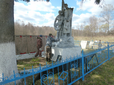 Орловские лесники благоустраивают воинские захоронения