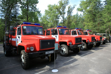 Viceguvernér regionu Bryansk Alexander Rezunov předal klíče k lesním požárům a vybavení lesní hlídky institucím podřízeným lesnímu hospodářství